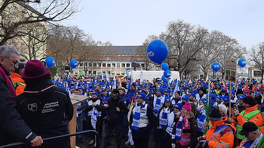 Große Menschenmenge mit Fahnen und Bannern.