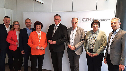 Gruppenbild mit acht Personen vor einem Logo "CDU"