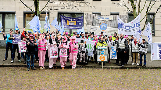 Große Demonstrantengruppe in Gewerkschaftsdress, teils kostümiert
