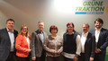 Gruppenbild mit sechs Personen vor einer Wand mit Logo von BÜNDNIS 90/DIE GRÜNEN