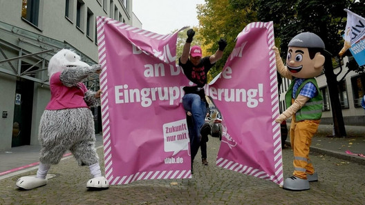 Läufer springt durch das Papierbanner.