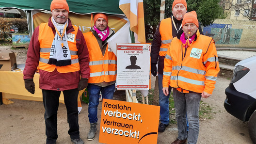 vier vlbs-Demonstranten mit Kampagnenschild