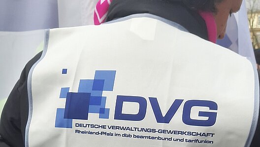 Mann von hinten mit Weste der Mitgliedsgewerkschaft DVG