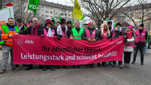 Personnengruppe mit Banner an der Spitze des Demonstrationszuges