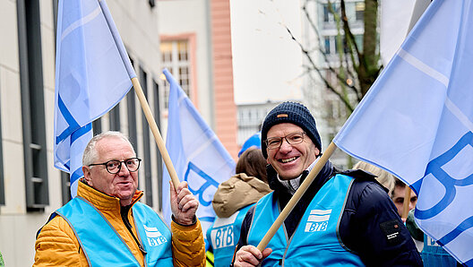 Demonstranten mit Fahnen
