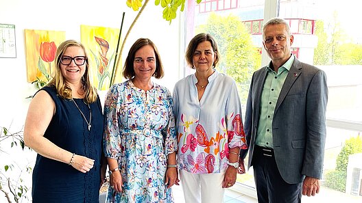 Gruppenbild mit drei Frauen und einem Mann