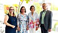 Gruppenbild mit drei Frauen und einem Mann