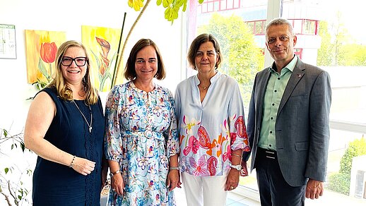 Gruppenbild mit drei Frauen und einem Mann