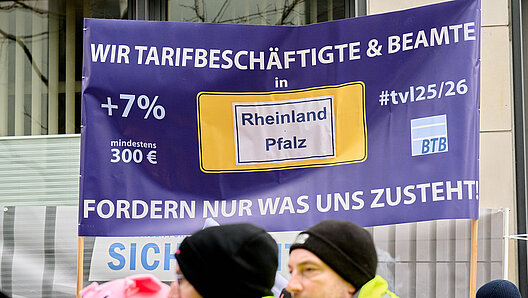 Banner mit Lohnforderung