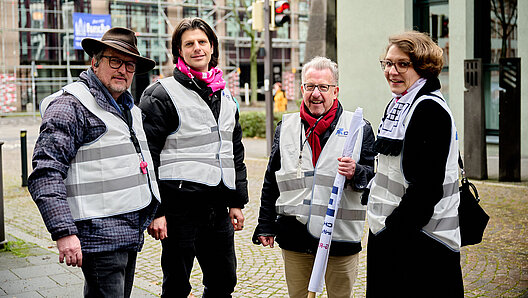 Vier Demonstranten in Gewerkschaftsdress