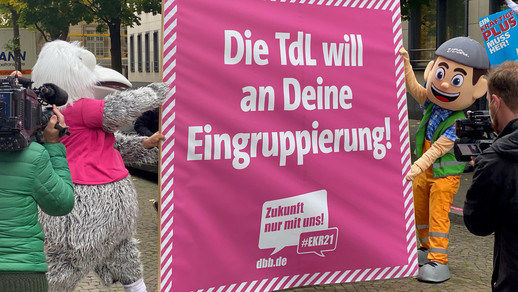 Maskottchen halten Kampagnenbanner