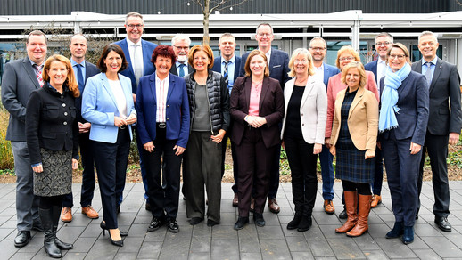 Gruppenbild vor Gebäude