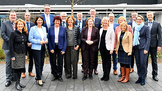 Gruppenbild vor Gebäude