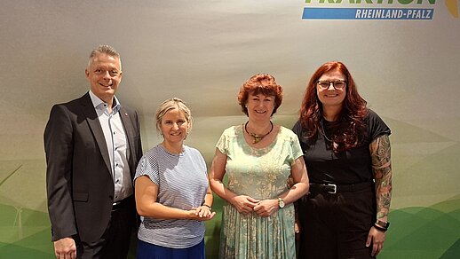 Gruppenbild vor Logowand
